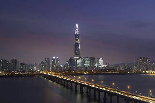 Cidade de Seul com torre Lotte ao pôr do sol crepúsculo perto de Han Riv — Fotografia de Stock