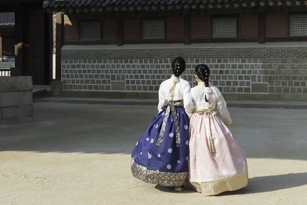 Asyalı Koreli kadın Hanbok ben yürüme geleneksel elbise giymiş. — Stok fotoğraf