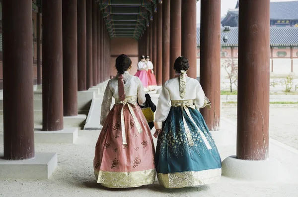 Asiático coreano mujer vestida hanbok en tradicional vestido caminar i —  Fotos de Stock