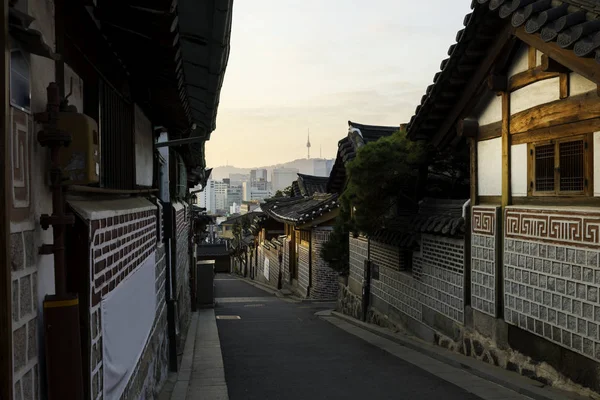 Seúl korea skyline con el distrito histórico de Bukchon Hanok en Seou —  Fotos de Stock