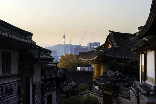 Linha do horizonte da Coréia de Seul com Bukchon Hanok distrito histórico em Seou — Fotografia de Stock