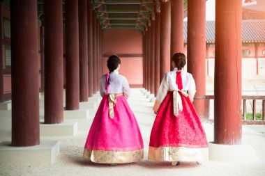 Asyalı Koreli kadın Hanbok ben yürüme geleneksel elbise giymiş.
