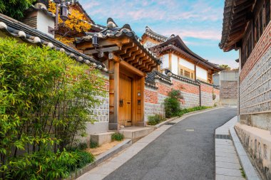 Bukchon Hanok Köyü'nde geleneksel Kore tarzı mimarisi ben