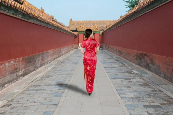 Ásia jovem mulher no idade tradicional chinês vestidos no o forb — Fotografia de Stock