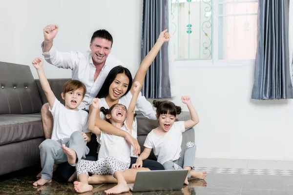 Feliz familia pasar tiempo en casa y buscando algo divertido o — Foto de Stock