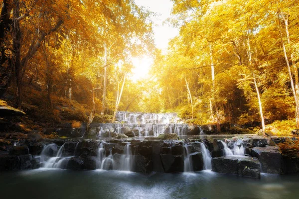 Sam Lan Waterfall is een prachtige waterval in tropisch woud, Sar — Stockfoto