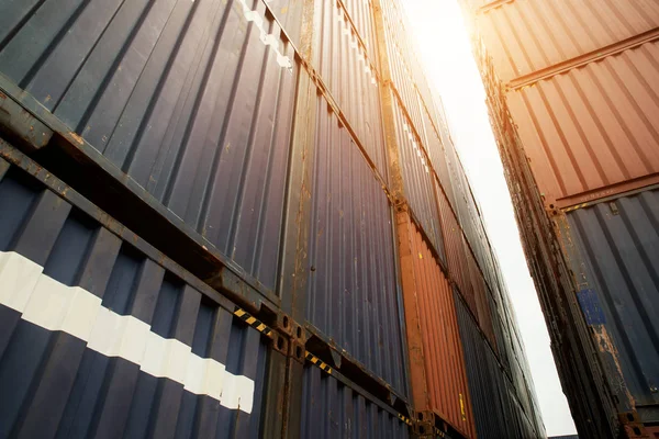 Empilhamento de contentores de carga na zona de importação e exportação do porto . — Fotografia de Stock