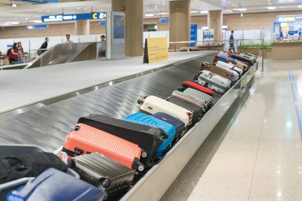 Maleta o equipaje con cinta transportadora en el aeropuerto —  Fotos de Stock