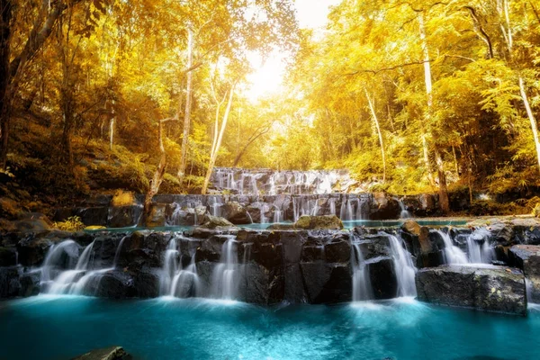 Cachoeira Sam Lan é linda cachoeira na floresta tropical, Sar — Fotografia de Stock