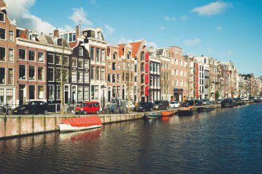 Amsterdam'ın tarihi bölümünde bisiklet sürme Amsterdam insanlar