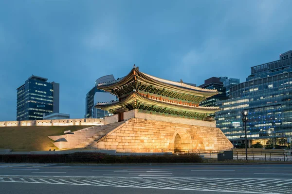 Puerta Namdaemun por la noche en Seúl, Corea del Sur . —  Fotos de Stock