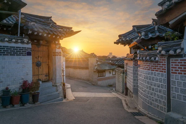 Bukchon Hanok Köyü'nde geleneksel Kore tarzı mimarisi ben