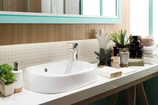 Inredning av badrum med handfat tvättställsblandare och spegel. Moderna d — Stockfoto