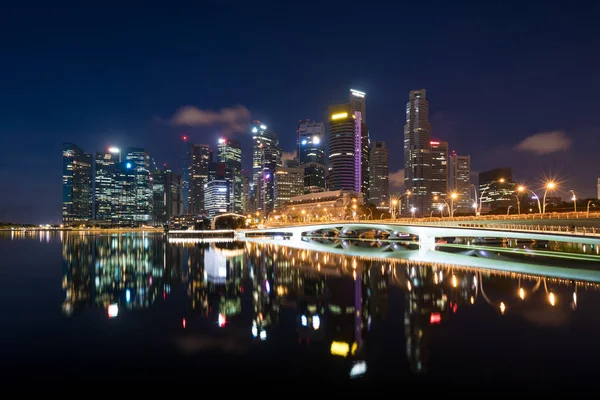 Distrito empresarial de Singapura skyline na noite em Marina Bay, Sing — Fotografia de Stock