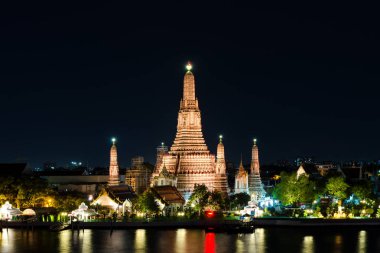 Wat Arun Tapınağı ve Chao Phraya Nehri'nin, Bangkok, Th gece görünümü