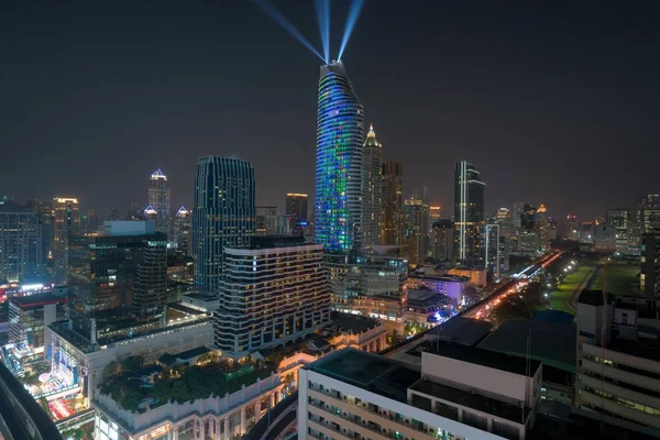 Nacht uitzicht met wolkenkrabber in de zakenwijk in Bangkok Thail — Stockfoto