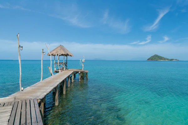 Muelle de madera con barco en Phuket, Tailandia. Verano, Viajar, Vacar — Foto de Stock