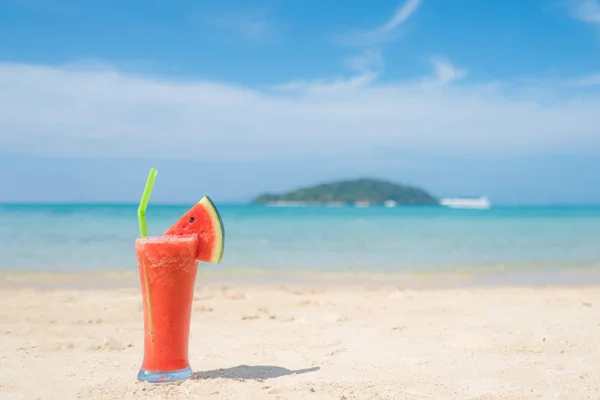 Wassermelonen-Cocktail am blauen tropischen Sommerstrand in Phuket, tha — Stockfoto