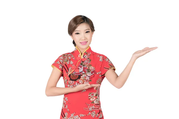 Bastante hembra asiática con vestido tradicional chino cheongsam o —  Fotos de Stock