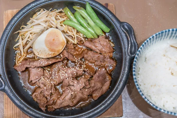 Carne de porco grelhada coreana em panela quente com ovo, broto e ervilhas em si — Fotografia de Stock