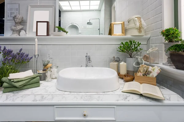 Interior del cuarto de baño con grifo lavabo y espejo. Moderna d — Foto de Stock