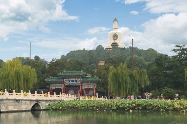 Beyaz Pagoda Beijing Beihai Park ile Jade adasının görünümü,