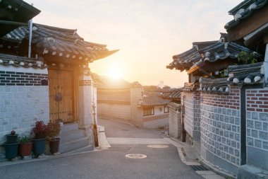 Bukchon Hanok Köyü'nde geleneksel Kore tarzı mimarisi ben