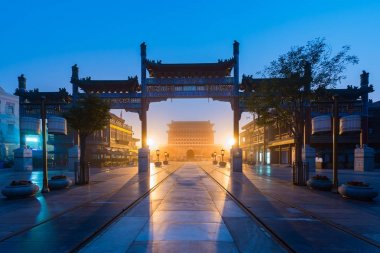 Beijing Zhengyang kapı Jianlou Bei Qianmen sokakta geceleri