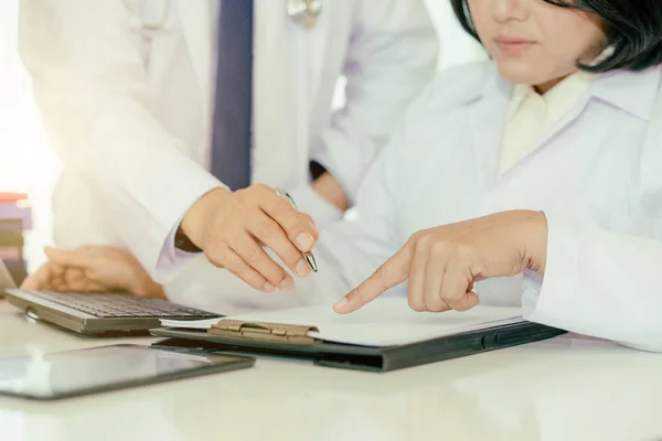 Dois médicos analisando e consultando sobre o registro médico no modo — Fotografia de Stock