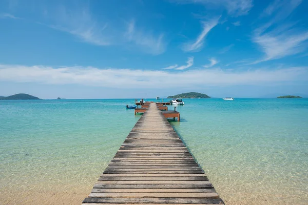 Muelle de madera con barco en Phuket, Tailandia. Verano, Viajar, Vacar — Foto de Stock