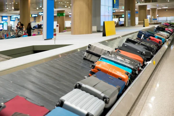 Walizka lub bagaż z taśmą transportową na lotnisku — Zdjęcie stockowe