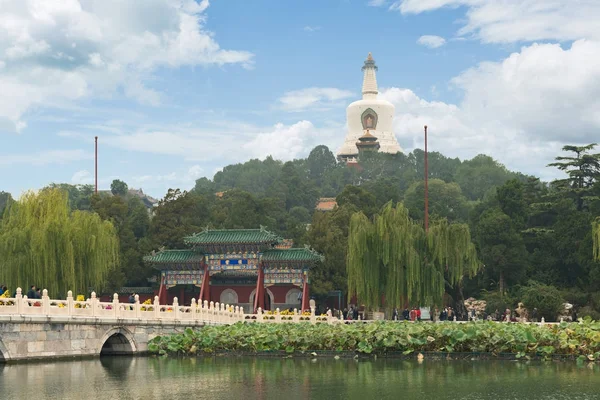 Weergave van Jade eiland met witte pagode in Beihai Park in Beijing, — Stockfoto
