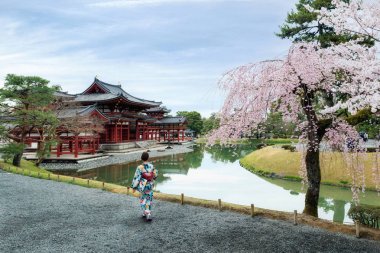 Asyalı kadınlar geleneksel Japon kimono giyen Temp Byodo içinde