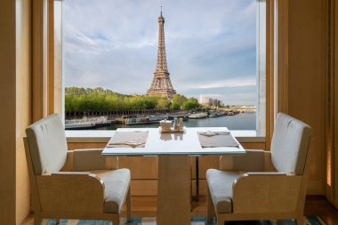 Modern lüks Restoran iç romantik sence Eiffel Tow ile