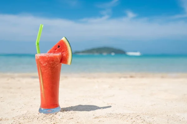 Кавун коктейль на синій тропічних влітку пляж на острові Пхукет, Tha — стокове фото