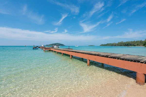 Muelle de madera con barco en Phuket, Tailandia. Verano, Viajar, Vacar — Foto de Stock