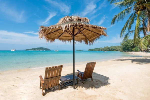 夏、タイのプーケット島のビーチの椅子と傘. — ストック写真