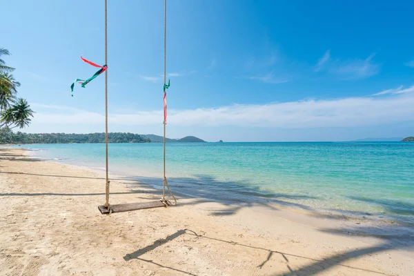 Balanço pendurar de coqueiro palmeira sobre verão praia mar em Phuke — Fotografia de Stock