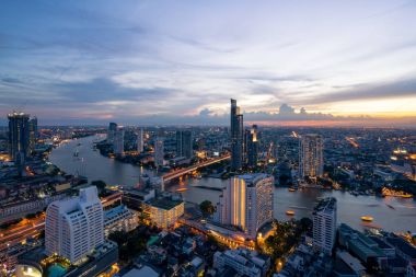 Akşam saat w şehirde Bangkok Chao phraya Nehri'nin manzara