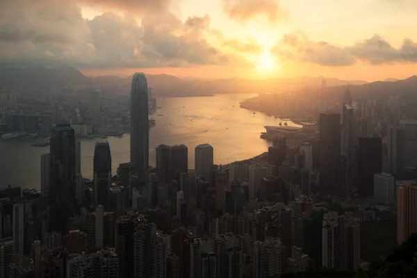 Lever de soleil sur Hong Kong Victoria Harbor de Victoria Peak avec H — Photo