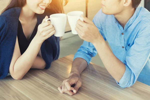 Happy young couple people relaxing meeting and drinking tea or c — Stock Photo, Image