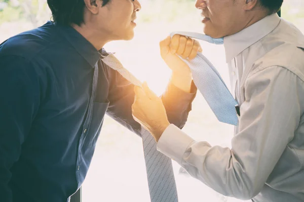 Aziatische zakenman manager schreeuwen aan een gewezen werknemer in uit — Stockfoto