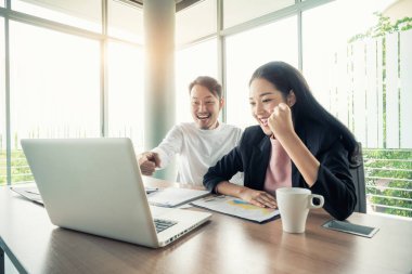 Asya çift iş adamları ile rahat çalışma ile mutlu uygun