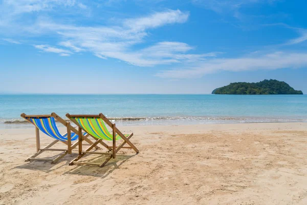 白色沙滩上的两把椅子, 蓝色的天空和夏日的大海 — 图库照片