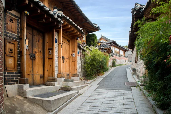 Traditional Korean style architecture at Bukchon Hanok Village w — Stock Photo, Image