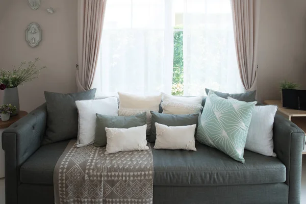 Гостиная диван и красочные подушки в гостиной в доме — стоковое фото