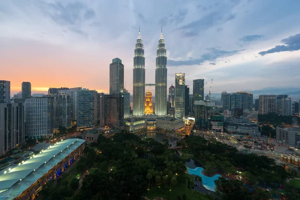 Kuala Lumpur skyline y rascacielos por la noche en Kuala Lumpur, Ma — Foto de Stock