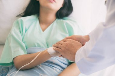 Hasta el de oturan holding samimi adam doktor eller