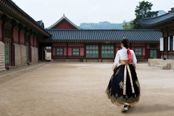 Asyalı Koreli kadın Hanbok ben yürüme geleneksel elbise giymiş.