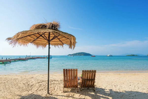 Sillas de playa y paraguas en la isla de verano en Phuket, Tailandia . — Foto de Stock